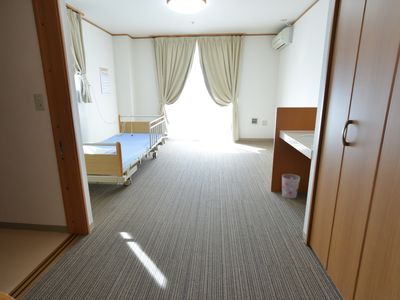 明るい個室の居室