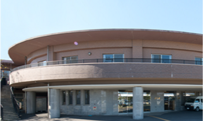 円形の建物外観