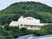 山に囲まれた建物の外観  