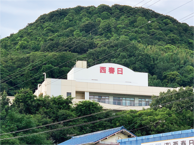 山に囲まれた建物の外観