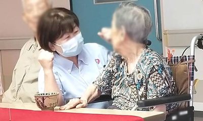 人々の和やかな様子の室内