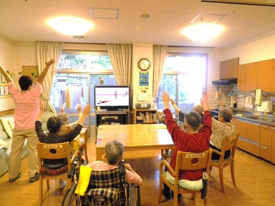 共同リビングでの体操風景