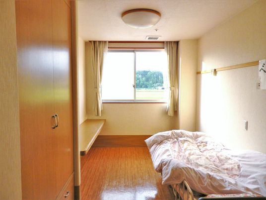居室の明るい窓辺