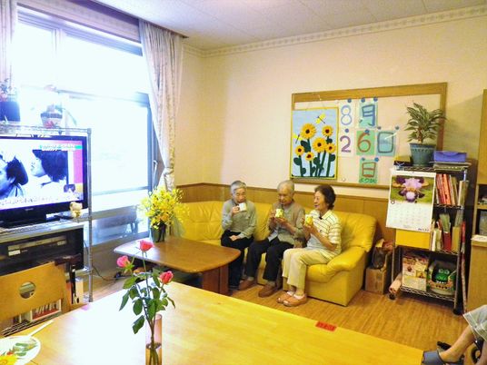 居室で過ごす人々