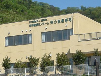 緑に囲まれた外観