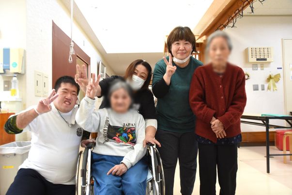 くつろぐ様子の居室