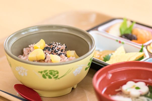 美味しそうな料理のダイニングルーム  