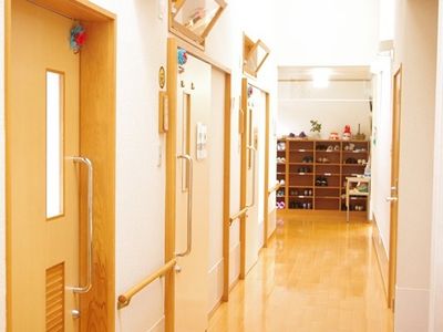 明るい廊下の風景