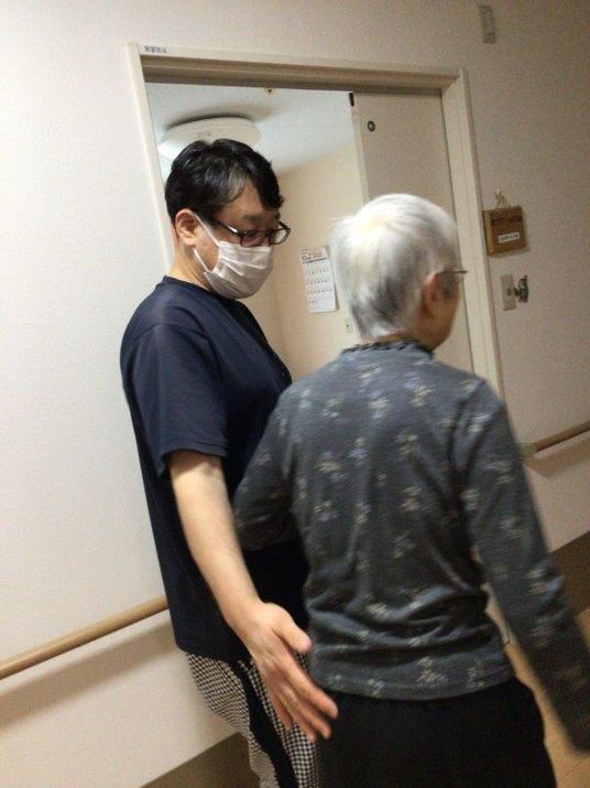 廊下を歩く人々