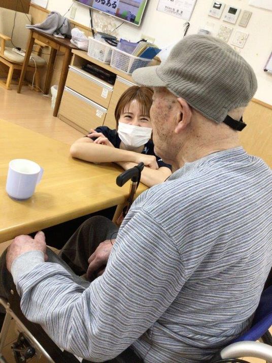 笑顔で対話する人々