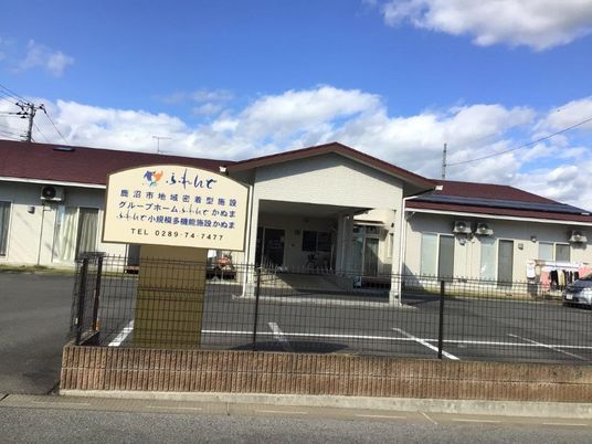 明るい外観の建物