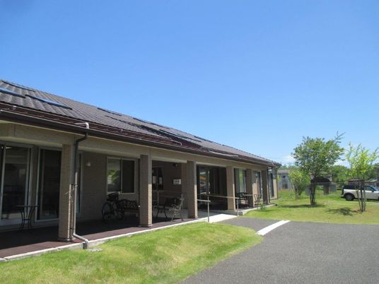 明るい居室の外側風景