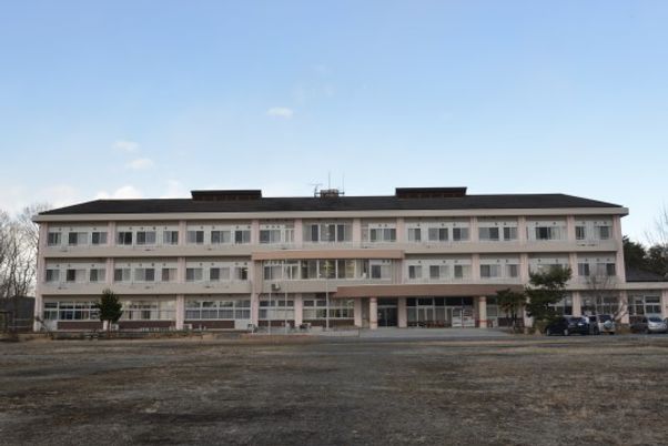 施設の広々とした外観