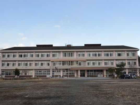広々とした施設の外観