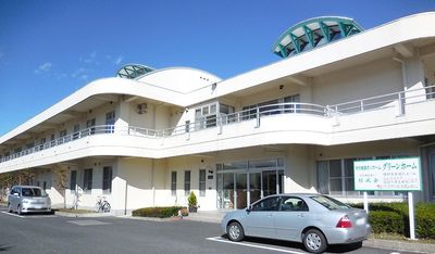 白い建物の外観
