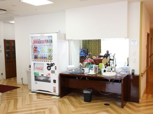 共有スペースと自動販売機 