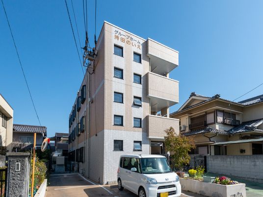 日差しの中の明るい建物外観