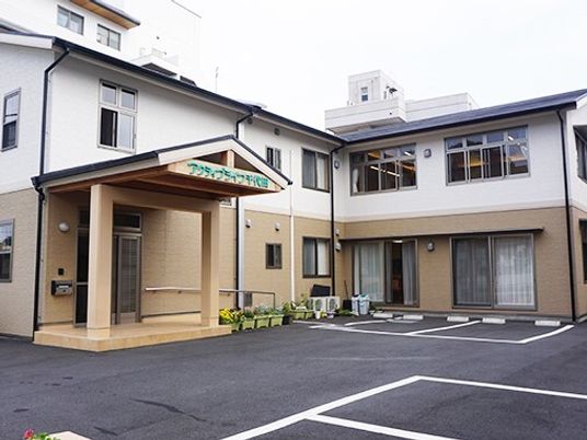 清潔感のある施設エントランス