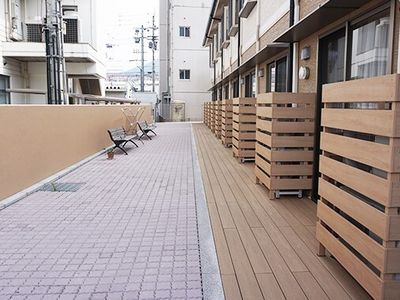 明るい庭のウッドデッキ