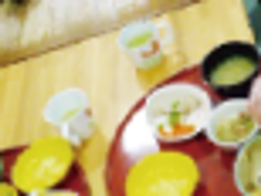 温かい食事のテーブル