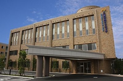 広々とした建物外観