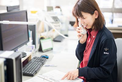 明るいオフィスで働く女性