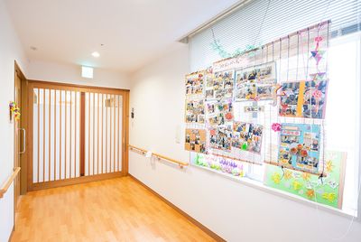 明るい廊下と掲示物
