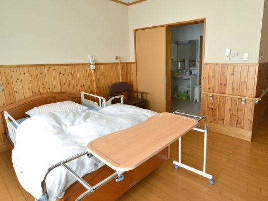 居室のベッドと机
