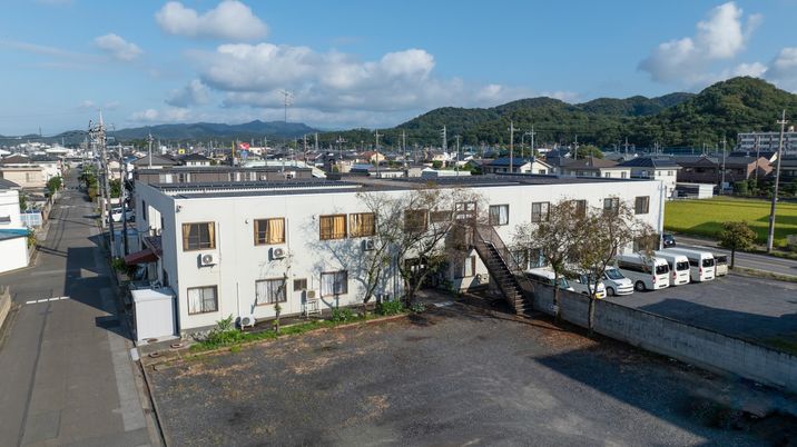 広い駐車場の建物外観