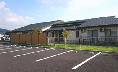 広々とした駐車場と外観