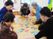 カードゲームを楽しむ様子