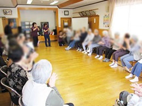 椅子が並ぶ多目的室