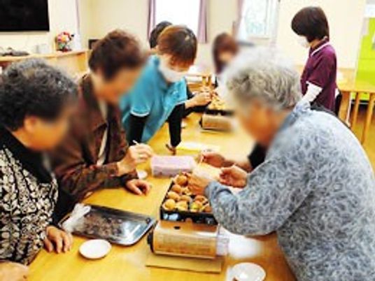 楽しむ様子のラウンジ