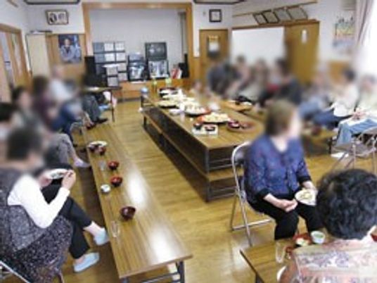 談笑する人々のいる室内