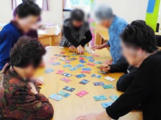カードゲームを楽しむテーブル