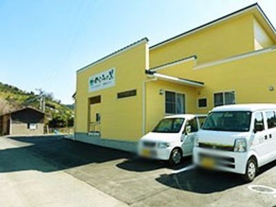 黄色い建物の外観