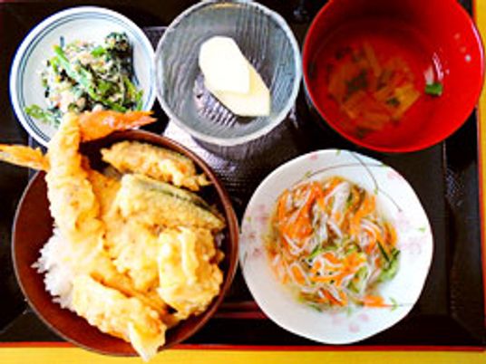 天ぷら定食の料理