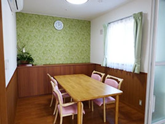 窓から光が差し込む居室