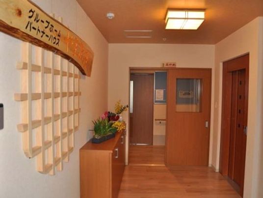 暖かみのある廊下の風景