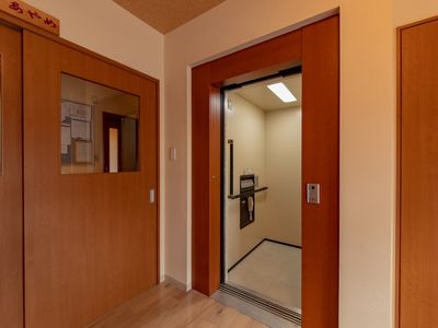 広々とした開放的なエレベーター
