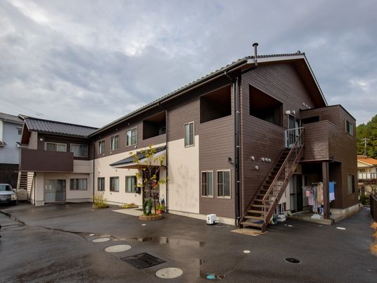茶色の建物の外観