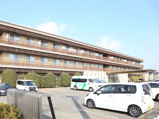 多階層の建物の外観