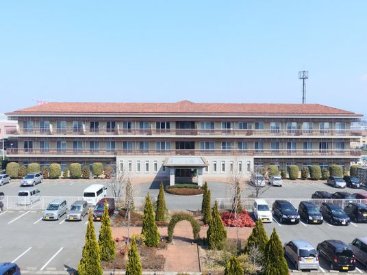 広々とした施設の外観