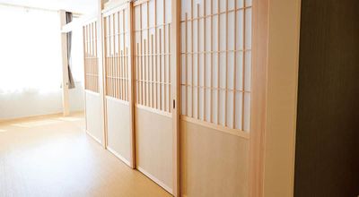 木製のドアが並ぶ廊下