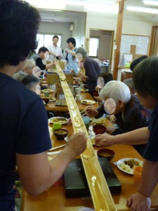 共有食事の活発な様子