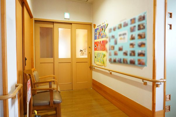 温かみのある廊下の様子