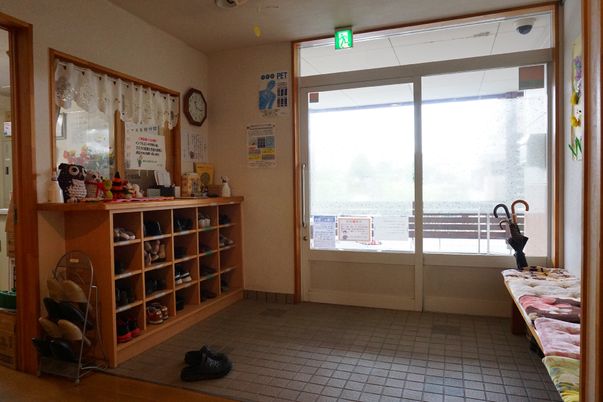 エントランスの明るい風景