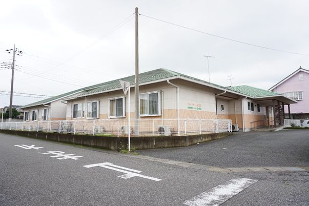 広々した外観の建物