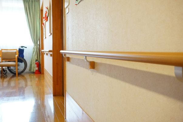 廊下の手すりと車椅子