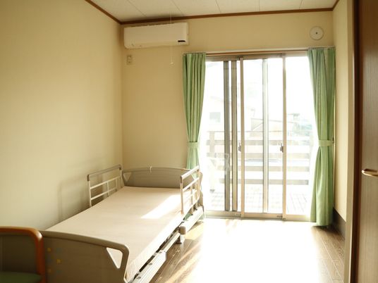 明るい居室の一角